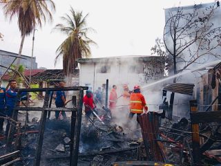 Si Jago Merah Lahap Gudang Kardus Bekas dan Rumah di Jalan Katambak Kendari