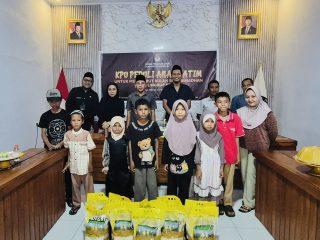 Sambut Ramadan, KPU Wakatobi Bagikan Santunan Beras Kepada Anak Yatim