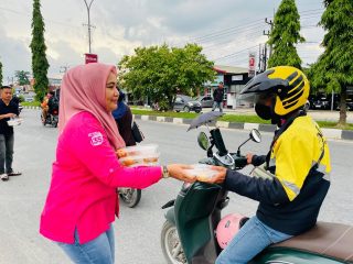 Pertamina Patra Niaga Sulawesi dan PT Rahmat Abubakar Bagikan Ratusan Paket Takjil Gratis di Kendari