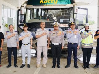 Pastikan Armada Laik Jalan, Ditlantas Polda Sultra dan BPTD Gelar Rampcheck Angkutan Lebaran 2026 di Terminal Puuwatu Kendari
