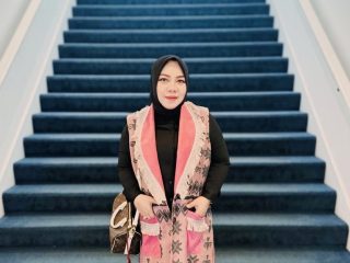 Trinop Tijasari Sahido Lily Tenun Gallery Menggaungkan “Slow Fashion” Melalui Wastra