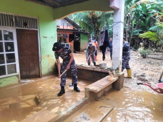 Sigap! Lanal Kendari Turun Tangan Pulihkan Banjir Sungai Wanggu