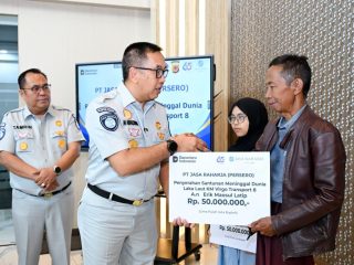 Jasa Raharja Serahkan Santunan kepada Dua Ahli Waris Korban KM Virgo Transport 8
